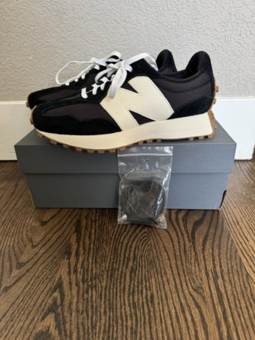 New Balance 327 WS327BL Womens Size 7.5 Black White Gum tennis Shoes BRAND NEW